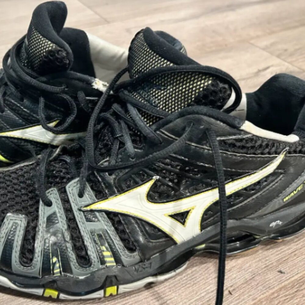 Mizuno Court Shoes (Size 10)